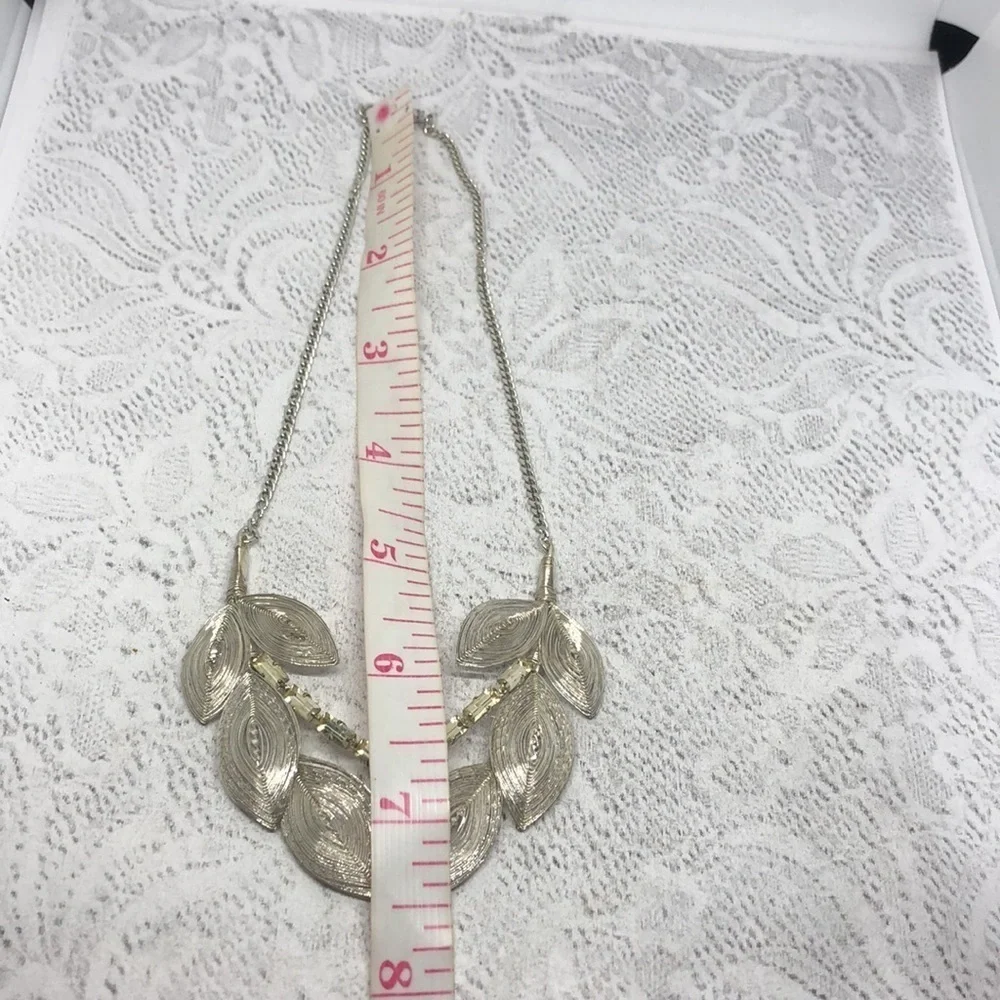 VINTAGE silver tone leafy elegant statement necklace